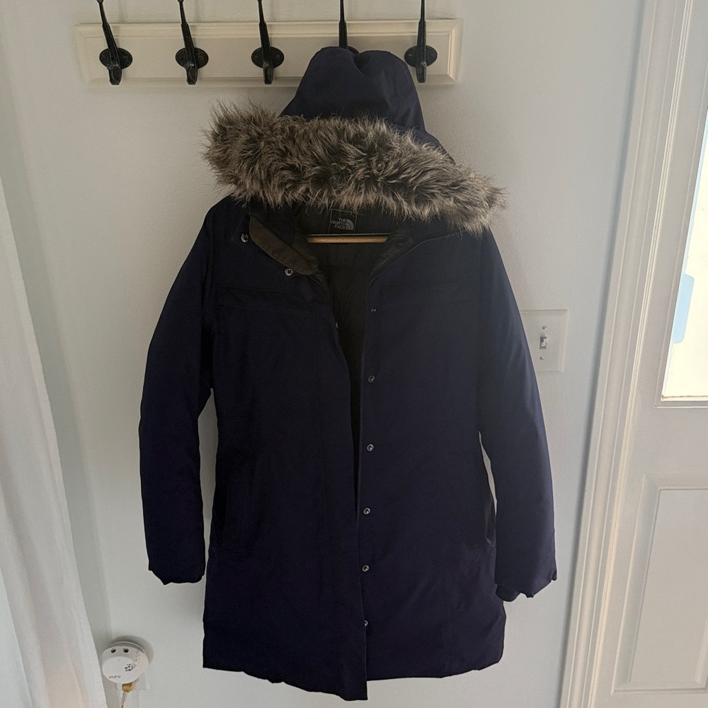 The North Face women’s navy M down puffer coat. EUC. - Picture 2 of 14